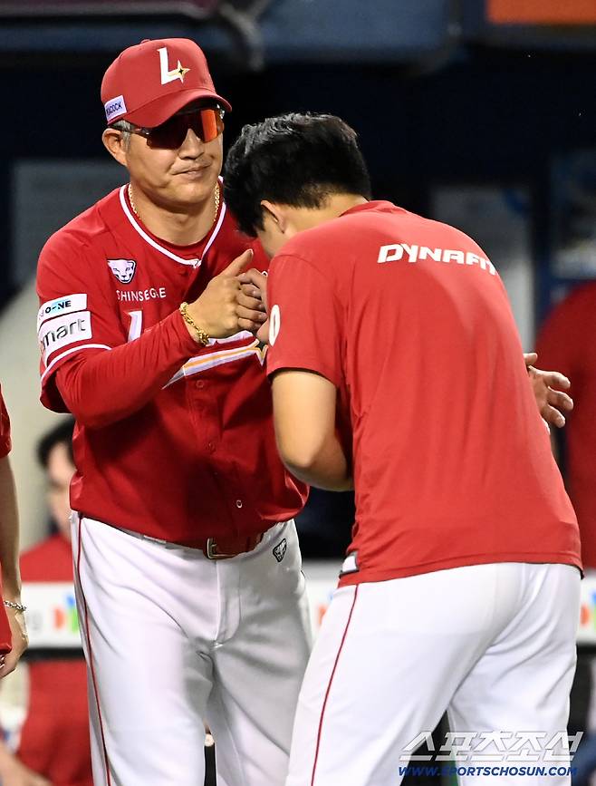 7일 잠실야구장에서 열린 SSG와 두산의 경기, SSG가 4대2로 승리하며 9연패에서 탈출했다. 승리투수 김민준을 맞이하는 이숭용 감독의 모습. 잠실=허상욱 기자wook@sportschosun.com/2026.07.07/