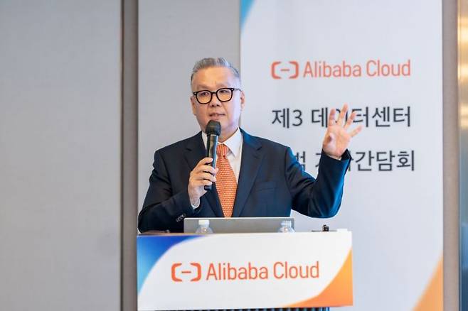 윤용준 알리바바 클라우드 한국 총괄 지사장이 18일 서울 강남구에서 열린 기자간담회에서 AI 전략을 소개하고 있다. 알리바바 클라우드.