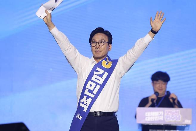 더불어민주당 대표에 출마한 김민석 전 국무총리가 17일 대전 컨벤션센터에서 열린 제3회 민주당 정기 전국당원대회에서 연설에 나서며 당원들에게 인사하고 있다. 대전=연합뉴스