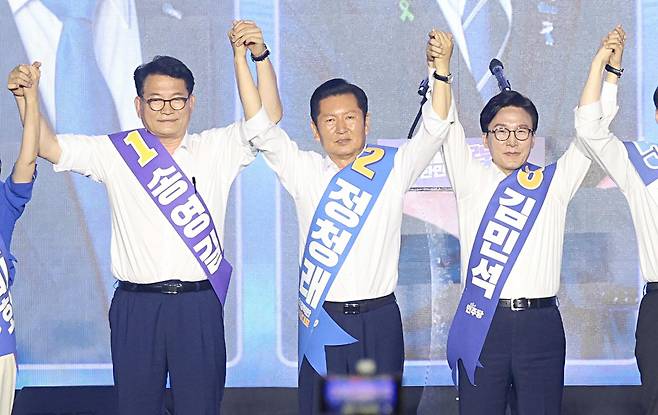 송영길(왼쪽부터), 정청래, 김민석 더불어민주당 대표 후보가 17일 대전 유성구 대전컨벤션센터(DCC) 제2전시장에서 열린 제3차 정기전국당원대회에서 당원들에게 인사하고 있다. 대전=뉴스1
