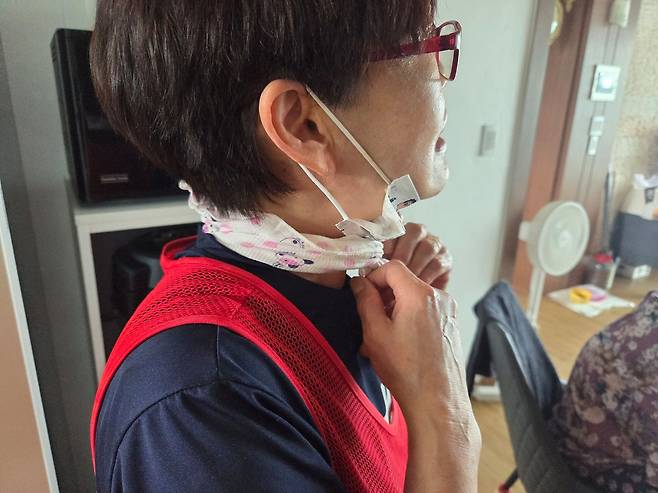 손 선풍기도 켜기 어려워 강소진씨가 고안해낸 방법은 손수건을 얼려 목에 두르는 것이다. 최혜리 기자