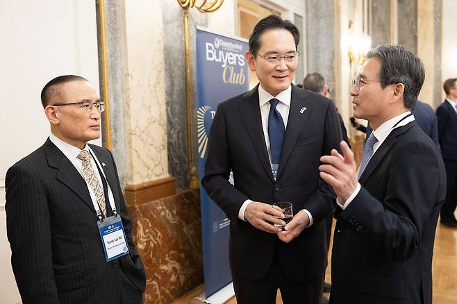 위성락 국가안보실장, 이재용 삼성전자 회장, 김용범 정책실장(왼쪽부터)이 지난 6월 12일(현지 시간) 로마 한 호텔에서 열린 한-이탈리아 비즈니스 라운드 테이블에서 대화를 하고 있다. 청와대사진기자단