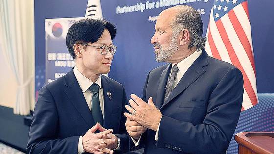 김정관 산업통상부 장관이 지난해 8월 미국 워싱턴 D.C.에서 열린 '한미 제조업 파트너십 MOU 체결식'에 참석해 하워드 러트닉 미국 상무부 장관과 대화를 나누고 있다. 산업통상자원부 제공