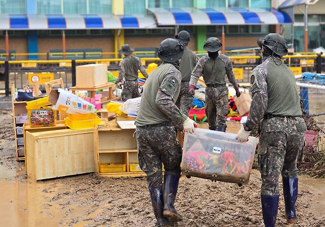 육군 제39보병사단 장병들이 18일 경남 거제시 장평초등학교에서 집중호우로 쌓인 토사와 잔해물을 제거하며 학교시설 복구에 힘을 보태고 있다. 사진 육군 제39보병사단
