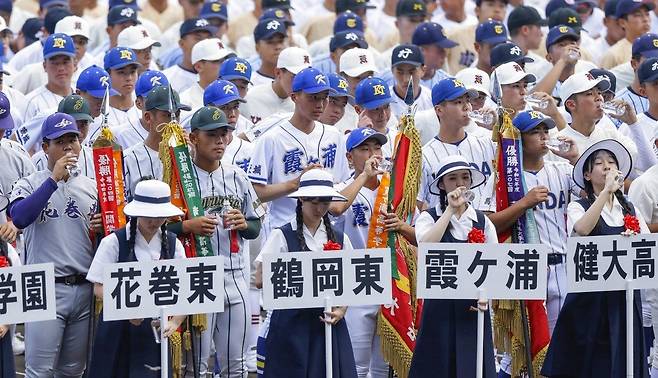 지난 5일 일본 효고현 니시노미야시 한신 고시엔 구장에서 열린 제108회 고시엔 개회식에서 참가자들이 열사병 예방을 위해 수분을 보충하고 있다. 교도연합뉴스