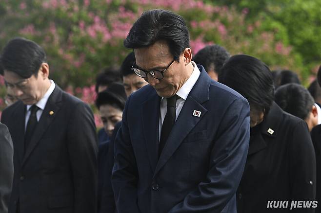 김민석 더불어민주당 신임 대표가 18일 서울 동작구 국립서울현충원 현충탑에 참배를 하고 있다. 남동균 기자