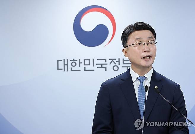 독자 AI파운데이션모델 프로젝트 2차 평가 결과 브리핑 (서울=연합뉴스) 안정원 기자 = 류제명 과학기술정보통신부 2차관이 18일 서울 종로구 정부서울청사에서 독자 AI파운데이션모델 프로젝트 2차 단계평가 결과 브리핑을 하고 있다. 2026.8.18 jeong@yna.co.kr