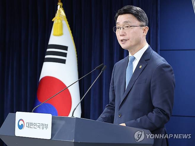 독자 AI파운데이션모델 프로젝트 2차 평가 결과 브리핑 (서울=연합뉴스) 안정원 기자 = 류제명 과학기술정보통신부 2차관이 18일 서울 종로구 정부서울청사에서 독자 AI파운데이션모델 프로젝트 2차 단계평가 결과 브리핑을 하고 있다. 2026.8.18 jeong@yna.co.kr