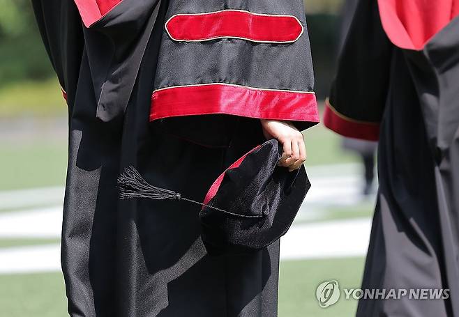 대기업 신규채용 2년새 15% 감소…청년 채용 감소 (서울=연합뉴스) 류영석 기자 = 국내 주요 대기업의 신규 채용이 최근 2년 새 15% 넘게 감소한 가운데 18일 서울의 한 대학교에서 졸업을 맞은 학생들이 학사모를 들고 걸어가고 있다.
이날 리더스인덱스가 500대 기업 가운데 연령대별 고용 현황과 신규 채용 인원 등을 공개한 132개사의 2023∼2025년(3개년) 고용 현황을 분석한 결과, 신규 채용 인원을 공개한 113개사의 채용 규모는 2023년 10만9천456명에서 지난해 9만2천680명으로 15.3% 감소했다.
30세 이하 청년 고용인원은 2023년 26만7천343명에서 지난해 23만434명으로 13.8% 줄면서 전체 고용에서 차지하는 비중도 21.2%에서 18.3%로 낮아졌다. 2026.8.18 ondol@yna.co.kr