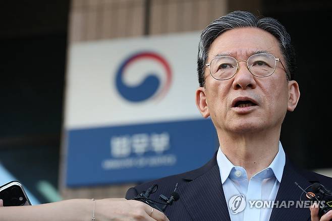 기자 질문에 답하는 정성호 장관 (과천=연합뉴스) 최재구 기자 = 건강상 이유와 함께 "검찰개혁 관련 주요 입법이 마무리됐다"는 취지로 사퇴 이유를 밝힌 정성호 법무부 장관이 18일 과천 법무부 청사를 나서며 기자의 질문에 답하고 있다. 2026.8.18 jjaeck9@yna.co.kr