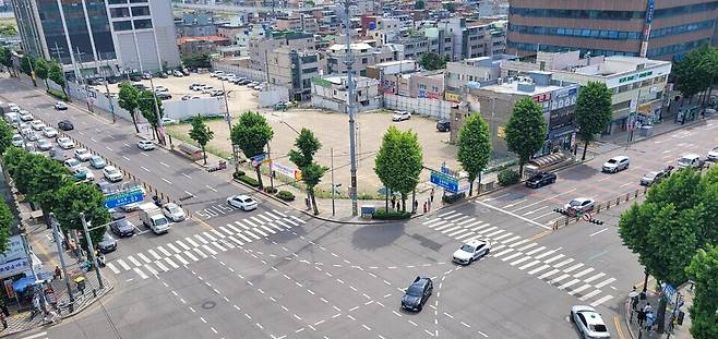 주안상업지개발특수목적㈜과 LH가 민간신축매입약정을 맺고 신혼부부 주택으로 지어 공급하기로 한 토지가 석바위 사거리에 바짝 붙은 채 빈터로 남아있다. /인천일보DB
