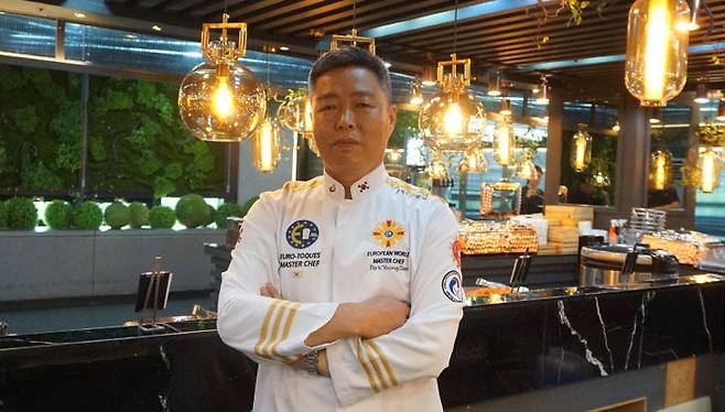 34년간 주방을 지켜온 베테랑 박영대 셰프가 현재 대덕대학교에서 만학도로 공부하며 후학 양성의 꿈을 키우고 있다. 박영대 셰프가 기념촬영을 취하고 있다. (사진=김흥수 기자)