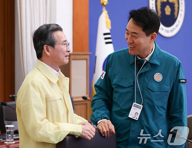 김용범 정책실장과 오세훈 서울시장이 18일 청와대에서 열린 제1회 을지국무회의에서 대화를 하고 있다. 2026.8.18 ⓒ 뉴스1 허경 기자