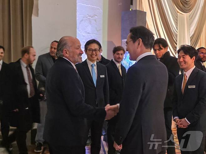 지난 1월 이재용 삼성전자 회장이 갈라 디너에서 하워드 러트닉 미국 상무부 장관과 대화하는 모습. (삼성전자 제공. 재판매 및 DB 금지) 2026.1.29 ⓒ 뉴스1