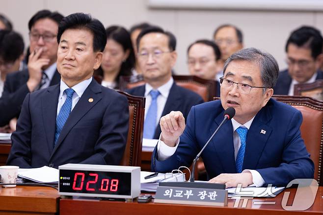 조현 외교부 장관이 19일 서울 여의도 국회에서 열린 제438회 국회(임시회) 외교통일위원회 제2차 전체회의에 출석해 의원 질의에 답하고 있다. 2026.8.19 ⓒ 뉴스1 유승관 기자