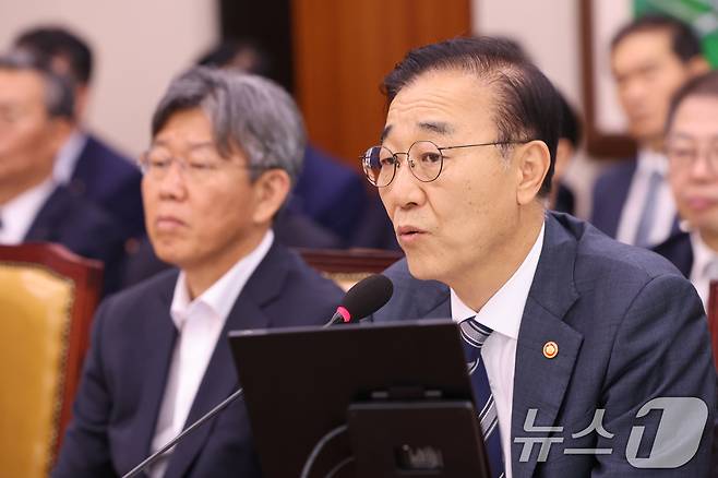 김윤덕 국토교통부 장관이 19일 오전 서울 여의도 국회에서 열린 국토교통위원회 전체회의에서 의원질의에 답하고 있다. 2026.8.19 ⓒ 뉴스1 황기선 기자