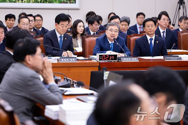조현 외교부 장관이 19일 서울 여의도 국회에서 열린 제438회 국회(임시회) 외교통일위원회 제2차 전체회의에 출석해 의원 질의에 답하고 있다. 2026.8.19 ⓒ 뉴스1 유승관 기자