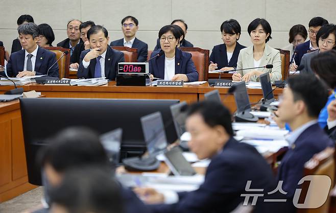 정은경 보건복지부 장관이 19일 서울 여의도 국회에서 열린 보건복지위원회 전체회의에서 의원 질의에 답하고 있다. 2026.8.19 ⓒ 뉴스1 김도우 기자