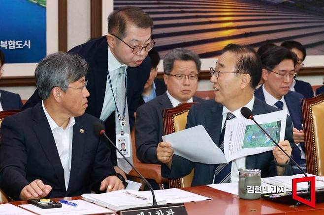 김윤덕 국토교통부 장관과 김이탁 1차관이 19일 국회에서 열린 국토교통위원회 전체회의에서 용산공원 활용 주택공급 등과 관련한 실무자의 보고를 듣고 있다. 2026.8.19 김현민 기자