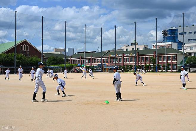 서석초등학교 야구부 선수들이 지난달 27일 전남광주 동구 서석초 운동장에서 훈련을 하고 있다. 전남광주=박시몬 기자