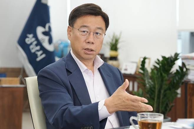 신상진 경기 성남시장이 7일 시청 시장 집무실에서 한국일보와 인터뷰하고 있다. 성남시 제공