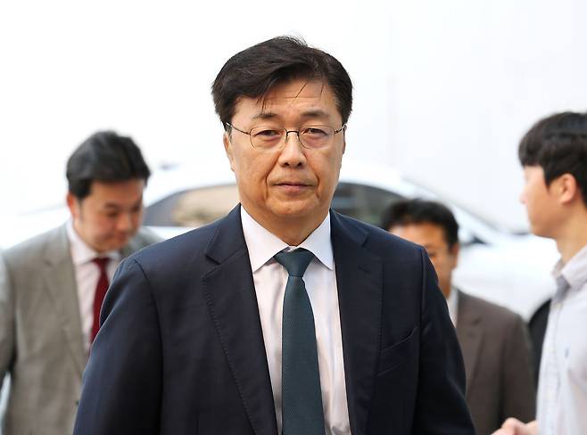 홍장원 전 국가정보원 1차장이 6월 26일 '계엄 정당화 메시지 전달' 의혹과 관련해 피의자 신분으로 조사를 받기 위해 경기도 과천 권창영 2차 종합 특별검사팀으로 출석하고 있다. 연합뉴스