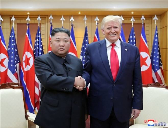 김정은 북한 국무위원장과 도널드 트럼프 미국 대통령이 6월 30일 판문점에서 만났다고 조선중앙통신이 1일 보도했다. 사진은 중앙통신이 홈페이지에 공개한 것으로 판문점 남측 자유의집 VIP실에서 악수하는 북미 정상의 모습. 2019.7.1. 연합뉴스