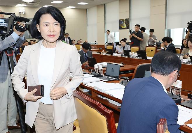 19일 국회에서 열린 과학기술정보방송통신위원회 전체회의에서 여야 위원들이 이진숙 국민의힘 의원의 퇴장을 놓고 논쟁을 벌이자 송기헌 위원장이 정회를 선언했고, 이 의원이 회의장을 나서고 있다. 연합뉴스