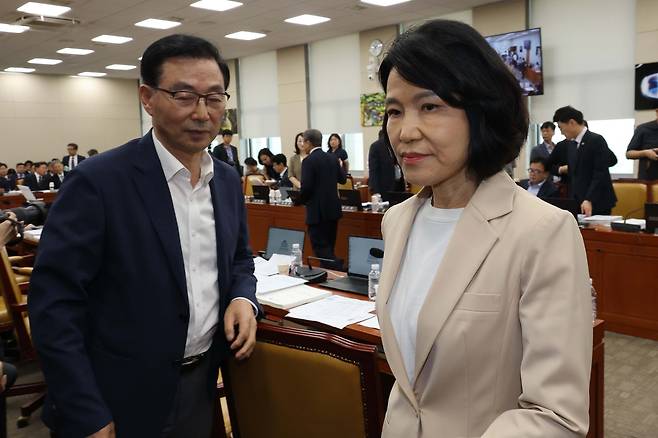 19일 국회에서 열린 과학기술정보방송통신위원회 전체회의에서 여야 위원들이 이진숙 국민의힘 의원의 퇴장을 놓고 논쟁을 벌이자 송기헌 위원장이 정회를 선언했고, 이 의원이 회의장을 나서고 있다. 연합뉴스