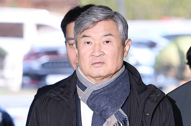 국가정보원법 위반, 직무유기, 위증 등 혐의를 받는 조태용 전 국가정보원장이 2025년 11월11일 구속 전 피의자 심문(영장실질심사)을 받기 위해 서울 서초구 서울중앙지법에 들어서고 있다. ⓒ 연합뉴스