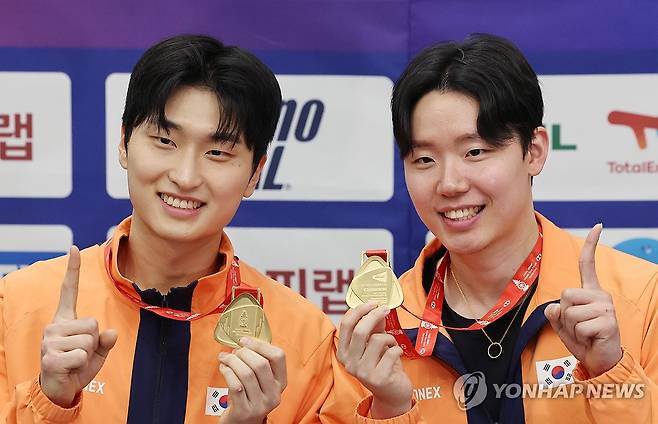 서승재-김원호 '저희 1등 했어요' (영종도=연합뉴스) 임화영 기자 = 배드민턴 복식 조를 결성한 지 11개월 만에 11번의 우승을 달성한 서승재(오른쪽)와 김원호가 22일 인천국제공항을 통해 귀국해 포즈를 취하고 있다. 2025.12.22 hwayoung7@yna.co.kr