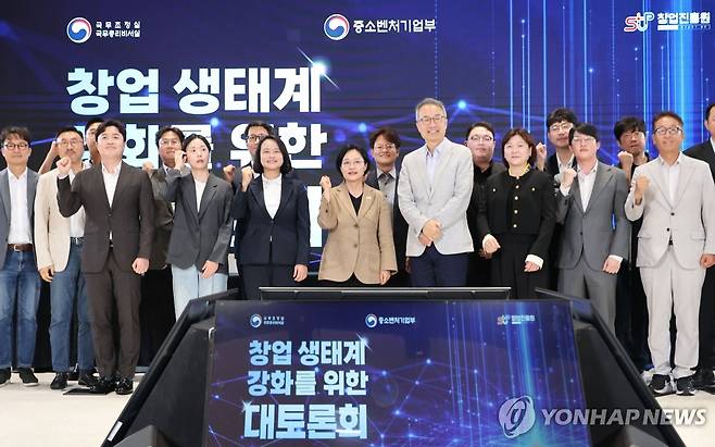창업생태계 강화 대토론회, 기념 영하는 한성숙 국무총리 (서울=연합뉴스) 안정원 기자 = 한성숙 국무총리가 19일 서울 마포구 SVC서울에서 열린 창업생태계 강화 대토론회에 참석, 기념 촬영하고 있다. 2026.8.19 jeong@yna.co.kr