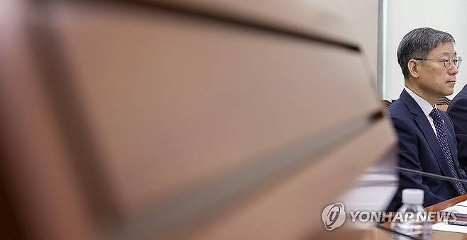 대법관 제청 과정 관련 질의 듣는 노경필 법원행정처장 (서울=연합뉴스) 황광모 기자 = 노경필 법원행정처장이 19일 국회에서 열린 법제사법위원회 전체 회의에 출석해 조희대 대법원장의 대법관 제청 과정과 관련한 의원들의 질의를 듣고 있다. 2026.8.19 hkmpooh@yna.co.kr