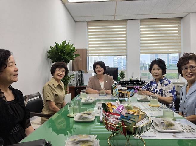 호수돈여고총동문회 임원들이 조재철 시의회 의원실에서 당선 축하 간담회를 갖고 있다. 사진 왼쪽부터 임록주 고문, 성수자 고문, 조재철 시의원, 김현숙 부회장, 박종순 수석부회장. 사진=한성일 기자
