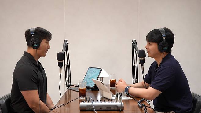 게스트로 출연한 마인드휘트니스 송정점 서한별 트레이너와 호스트 이동엽 본지 총괄이사가 '피트니스'를 주제로 이야기를 나누고 있다.