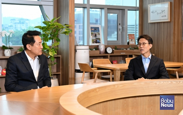 저출산고령사회위원회 김진오 부위원장이 19일 서울특별시청에서 오세훈 서울시장을 만나 저출생·고령사회 대응을 위한 국가와 지방정부 간 협력방안을 논의하고 있다. ⓒ저출산고령사회위원회