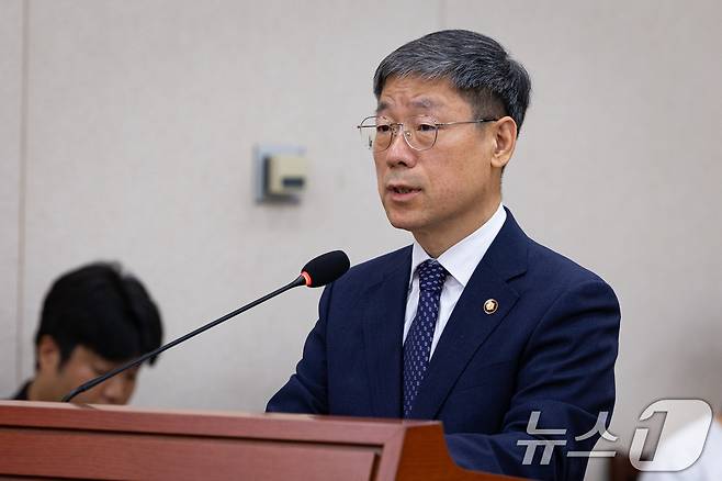 노경필 법원행정처장이 19일 서울 여의도 국회에서 열린 제438회 국회(임시회) 법제사법위원회 제1차 전체회의에 출석해 2025회계연도 결산 및 업무보고를 하고 있다. 2026.8.19 ⓒ 뉴스1 유승관 기자