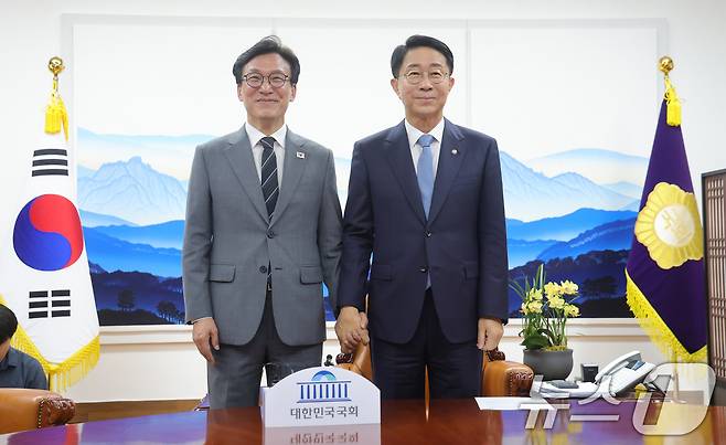 조정식 국회의장이 20일 서울 여의도 국회에서 김민석 더불어민주당 대표를 접견, 기념 촬영을 하고 있다. (공동취재) 2026.8.20 ⓒ 뉴스1 유승관 기자