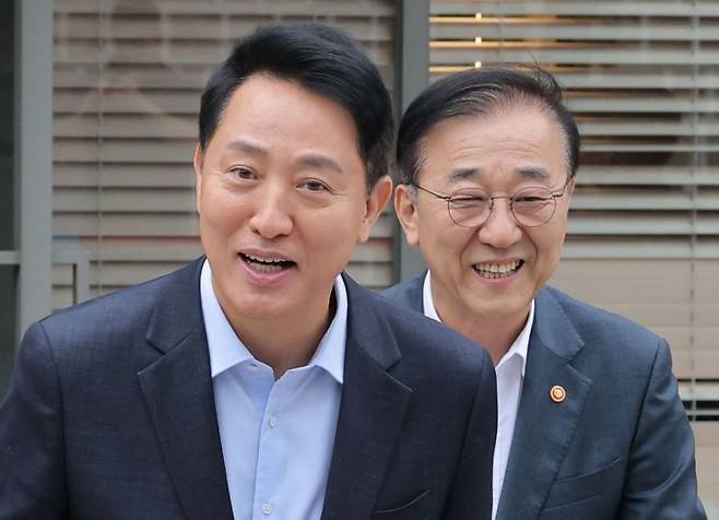 김윤덕 국토교통부 장관(오른쪽)과 오세훈 서울시장이 20일 서울 모처의 한 식당에서 용산공원을 활용한 주택 공급 등 서울 주택 문제 협의를 마친 뒤 자리를 떠나고 있다. 연합뉴스