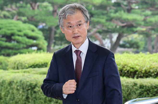 조희대 대법원장이 20일 서울 서초구 대법원으로 출근하고 있다. 조 대법원장은 지난 18일 노태악 전 대법관과 이흥구 대법관 후임으로 손봉기 대구지방법원 부장판사와 김성수 서울고등법원 부장판사를 이재명 대통령에게 임명 제청했다. 조 대법원장이 관례를 깨고 신임 대법관 후임을 서면 제청한 것으로 파악돼 파장이 커지고 있다./뉴스1