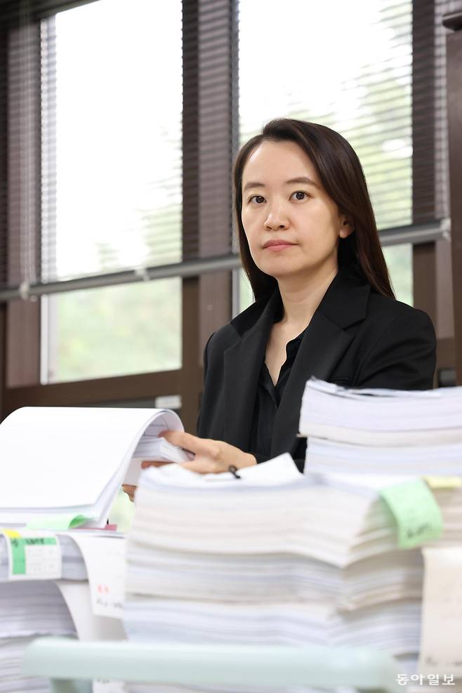지난달 31일 ‘의료용 마약 전문수사팀’ 소속 김서영 검사가 서울 서초구 서울중앙지검 별관 사무실에서 사건 기록을 살펴보고 있다. 김재명 기자 base@donga.com