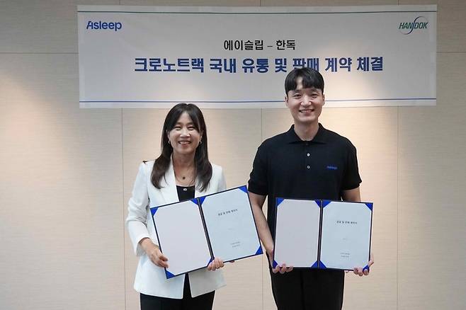 김미연 한독 사장(왼쪽)과 이동헌 에이슬립 대표가 20일 수면리듬 기록 디지털 의료기기 '크로노트랙'의 국내 유통·판매 계약을 맺었다. (사진=한독)
