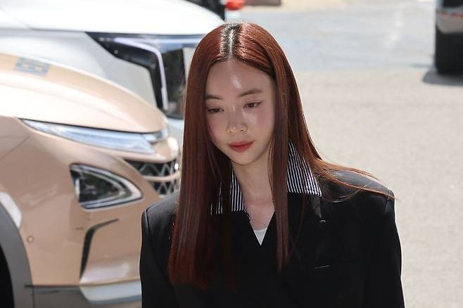 필라테스 강사 겸 인플루언서 양정원씨가 지난 4월 29일 서울 강남구 강남경찰서에 사기 및 가맹사업법 위반 혐의 피의자 신분으로 출석하고 있다. 뉴시스