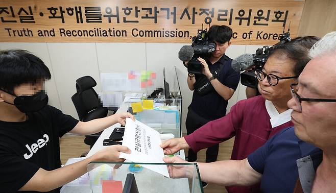 1981년 5사단 36연대 삼청교육대 중대장이었던 한동철 예비역 중위(오른쪽)와 이만적 삼청교육대전국피해자연합회장이 20일 오전 서울 중구 진실·화해를위한과거사정리위원회에 ‘5사단 삼청교육대 일제사격 살상사건’에 대한 진실규명 신청을 하고 있다. 김정효 기자 hyopd@hani.co.kr