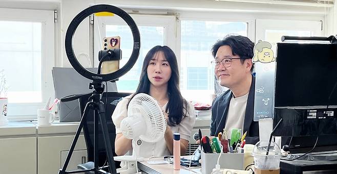 경향신문 이노베이션팀이 관리하는 인스타그램 ‘레거시 내고향’은 기성언론의 문법과는 거리를 두고 ‘권위’ 대신 ‘재미’로 독자에게 다가가려 시도한다.