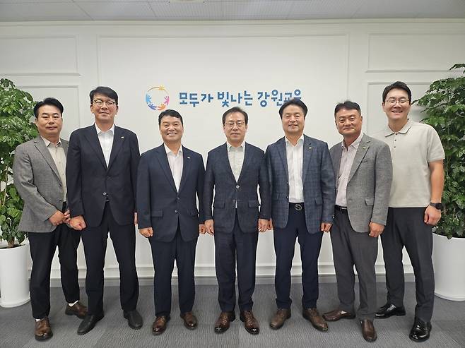 ▲ 최상순 대한건설협회 강원특별자치도회장과 강삼영 강원도교육감 등 관계자들이 20일 강원특별자치도교육청에서 간담회를 갖고 교육시설 공사 지역업체 참여 확대와 적정 공사기간 확보 등 지역 건설업계 현안을 논의했다.