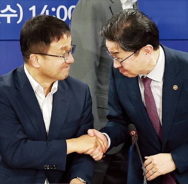 한병도 더불어민주당 대표 직무대행 겸 원내대표(왼쪽)와 이억원 금융위원장이 12일 국회에서 열린 주택시장안정화 태스크포스(TF) 제1차 회의에서 악수하고 있다. /뉴스1