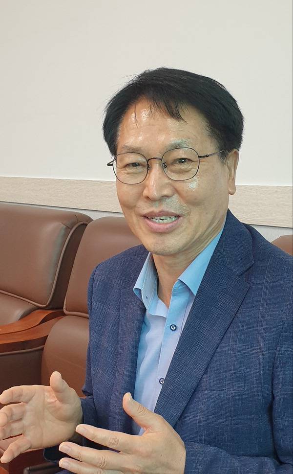 허선도 고성문화관광재단 사무국장이 국가유산청 공모에 선정돼 올해 처음 열리는 ‘고성국가유산야행’에 대해 설명하고 있다. 박현철 기자