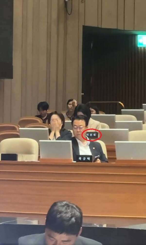 ▲손솔 진보당 의원이 2026년 8월20일 국회 본회의장에서 이진숙 국민의힘 의원의 5·18민주화운동 보상법 개정안 투표 불참 현장을 촬영하고 있다. 사진=손솔 의원 페이스북 영상 갈무리