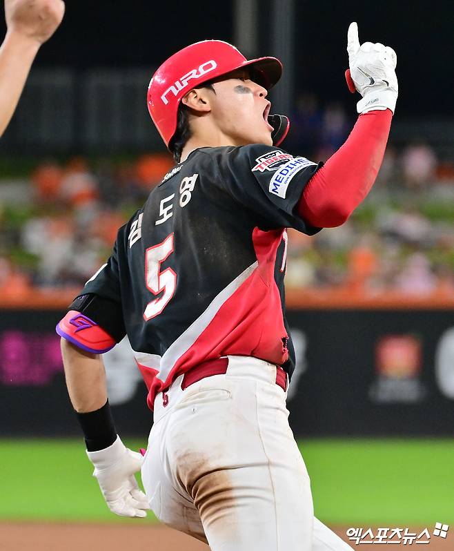 19일 오후 대전 한화생명 볼파크에서 열린 '2026 신한 SOL Bank KBO리그' KIA 타이거즈와 한화 이글스의 경기, 9회초 1사 2,3루 KIA 김도영이 스리런 홈런을 날리고 있다. 대전, 김한준 기자